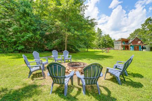 Zahrada ubytování Views on 12 Acres Ozark Mountain Cabin!