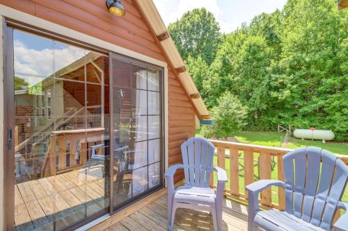 Balkón nebo terasa v ubytování Views on 12 Acres Ozark Mountain Cabin!