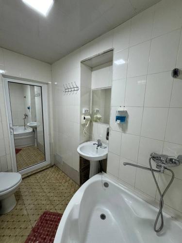 un bagno con vasca, lavandino e WC di Ohun karavan saray historical 18th century hotel a Bukhara