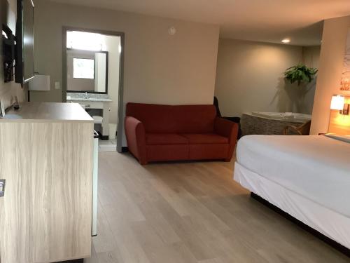 Postel nebo postele na pokoji v ubytování Days Inn by Wyndham Kingdom City