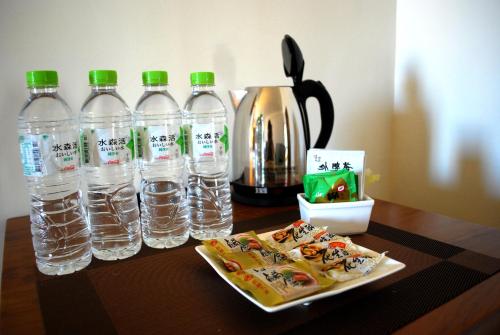 a table with bottles of water and a tea kettle at Yentai Hotel in Magong