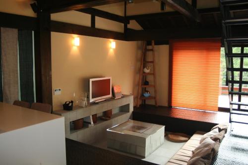 a living room with a couch and a tv at Hotel Shiki no Kura - Vacation STAY 29696v in Kawazu