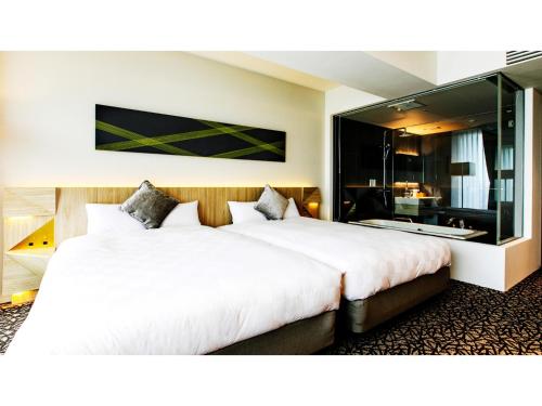 une chambre avec un grand lit blanc et un grand miroir dans l'établissement Garden Terrace Saga Hotels & Resorts - Vacation STAY 29693v, à Saga