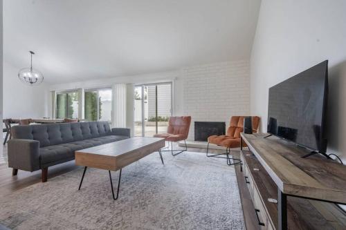 a living room with a couch and a tv at Elm Mountain View Fire pit, quiet and more in Los Angeles