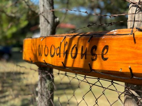 a wooden sign on a fence with the word violence at Woodhouse Xirolivado in Xirolívadon