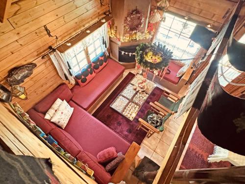 an overhead view of a living room with red couches at Woodhouse Xirolivado in Xirolívadon