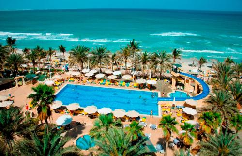 Bazén v ubytování Occidental Sharjah Grand nebo v jeho okolí
