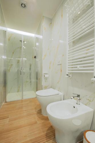 a bathroom with a toilet and a shower and a sink at Luxury Apartment near Naples, Parking, 2 bath in Frattamaggiore