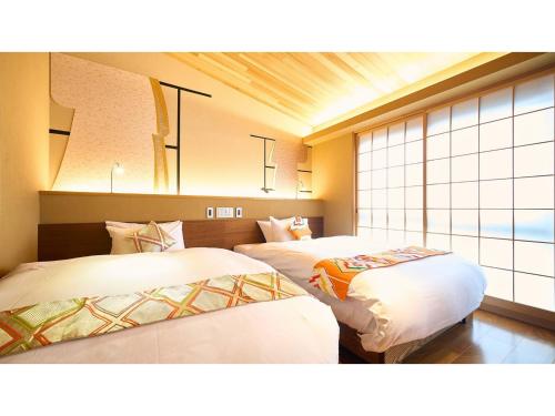 京都市にあるKikoku no mori - Vacation STAY 31736vの窓のある部屋にベッドが2つある