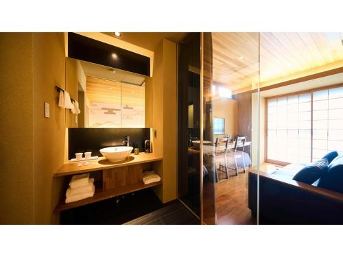 京都市にあるKikoku no mori - Vacation STAY 31736vの洗面台と鏡のあるバスルーム