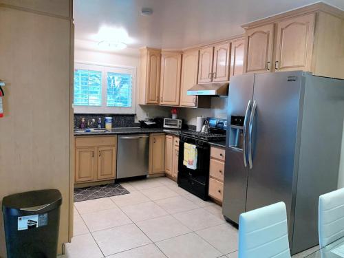 Η κουζίνα ή μικρή κουζίνα στο Luxury 4B3B with Dual EnSuites, Parking, WiFI