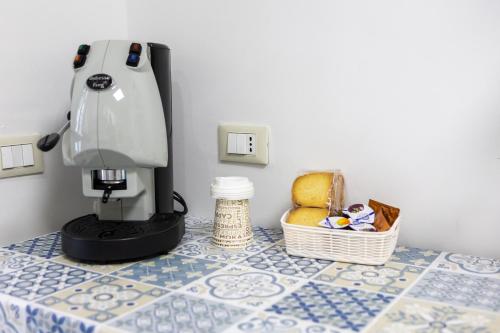 a mixer on a table with a basket of bread at Ai Mercati di Palermo in Palermo