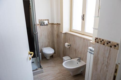 a small bathroom with a toilet and a sink at Ai Mercati di Palermo in Palermo