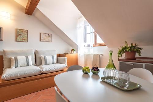 a living room with a couch and a table at La Torretta "I Gabbiani" sul Lago Maggiore in Maccagno Inferiore