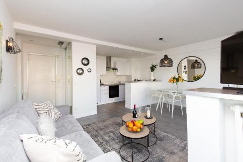 un salon et une cuisine avec un canapé et une table dans l'établissement Hekla, à Cannes