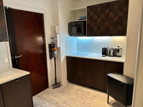 une petite cuisine avec un comptoir et un micro-ondes dans l'établissement Paris Ponthieu, à Paris