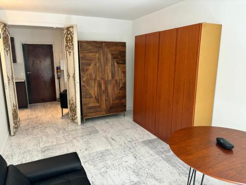 - un salon avec une porte en bois et une table dans l'établissement Paris Ponthieu, à Paris