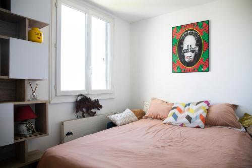 une chambre avec un lit et un tableau au mur dans l'établissement Duplex rooftop vue Tour Eiffel, à Bagnolet