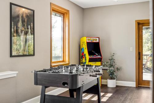 Η αίθουσα παιχνιδιών του Hot Tub - Scenic Views - Spacious Deck - Game Room