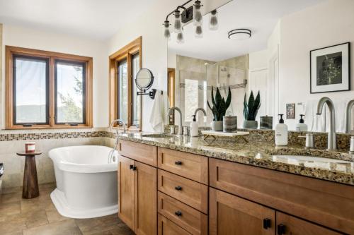 Ένα μπάνιο στο Hot Tub - Scenic Views - Spacious Deck - Game Room