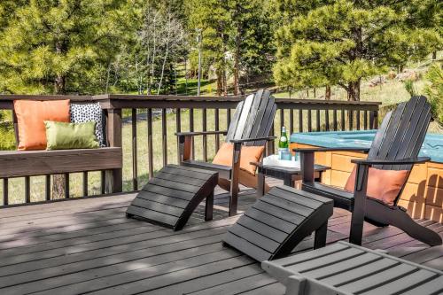 Κήπος έξω από το Hot Tub - Scenic Views - Spacious Deck - Game Room