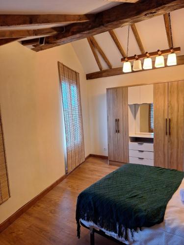 a bedroom with a green bed in a room at Parque Remonta in Santander