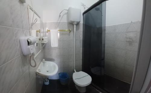 a small bathroom with a toilet and a sink at Pousada Mare Blue in Búzios