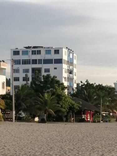 El edificio en el que está el departamento