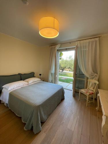 una camera da letto con un letto e una grande finestra di La BouganVillea a Francavilla al Mare