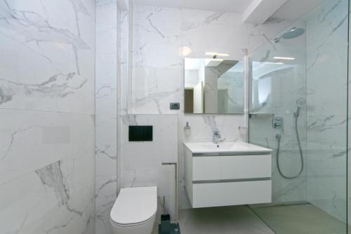 Koupelna v ubytování Family friendly seaside apartments Brela, Makarska - 6007