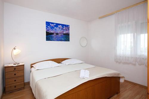 Apartments with parking space Rogoznica - 22143