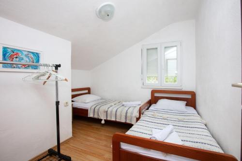 Apartments with parking space Rogoznica - 22143