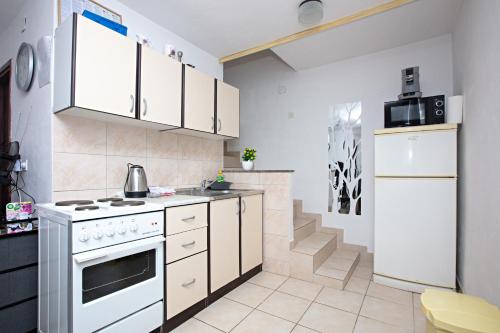 Apartments with parking space Rogoznica - 22143