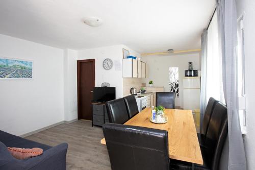 Apartments with parking space Rogoznica - 22143