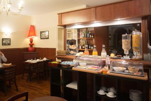 ein Restaurant mit einer Theke mit Essen darauf in der Unterkunft Hôtel Alexandra in Boulogne-sur-Mer