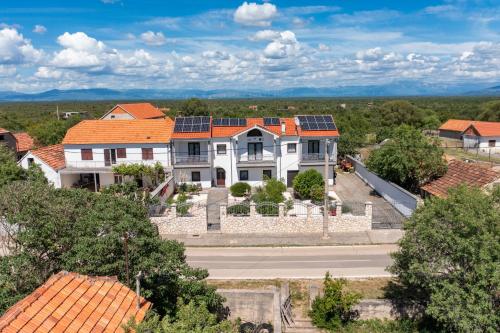 Apartments with parking space Smrdelje, Krka - 23078