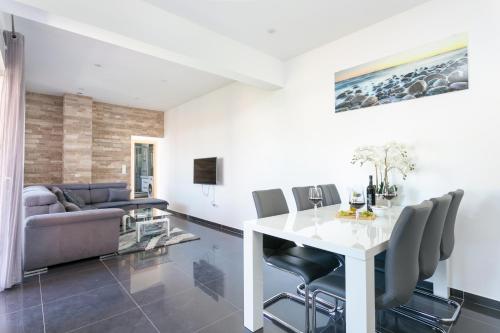 Apartments with swimming pool Kastel Luksic, Kastela - 22983