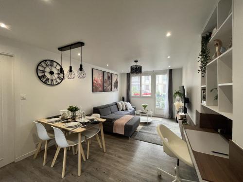 Posezení v ubytování Entire 60m2 apartment - Close to Paris - Parking - Kitchen - 2min RERB - Olympic'24