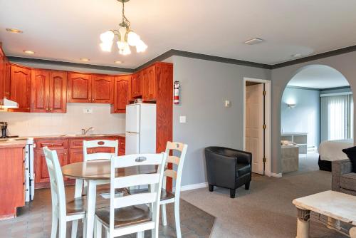 a kitchen and dining room with a table and chairs at Tiki Shores Inn & Suites in Penticton