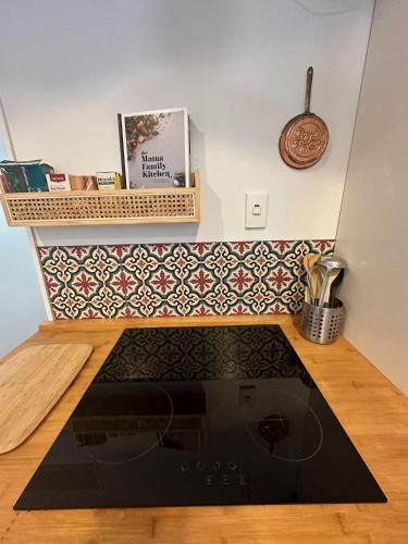 Cucina o angolo cottura di Seaside Chalet Papamoa