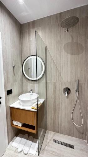 Bilik mandi di Serenity Rooms