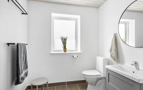 Beautiful Home In Tranekær With Wifiにあるバスルーム