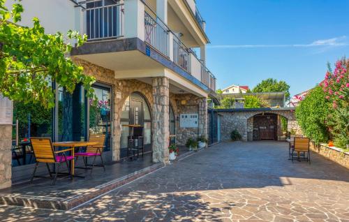 Gorgeous Apartment In Bogovici With Wifi