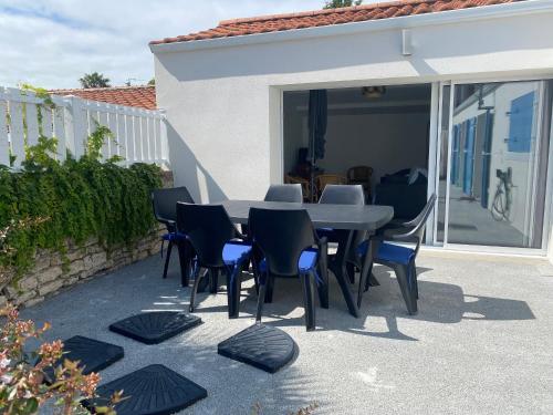 Maison rénovée 2 ch, terrasse, proche plage et centre, parking, équipements complets, animaux ok - FR-1-22-356