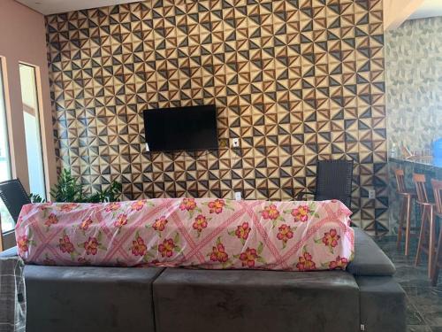 Televisyen dan/atau pusat hiburan di Casa no condomínio em Lucena Pb