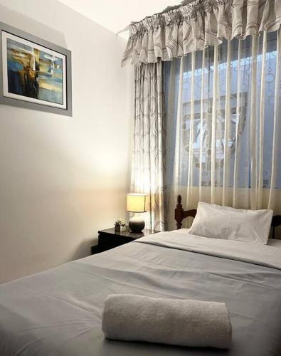 a bedroom with a large bed with a window at Hermosa casa a 15 min de Paracas in Pisco