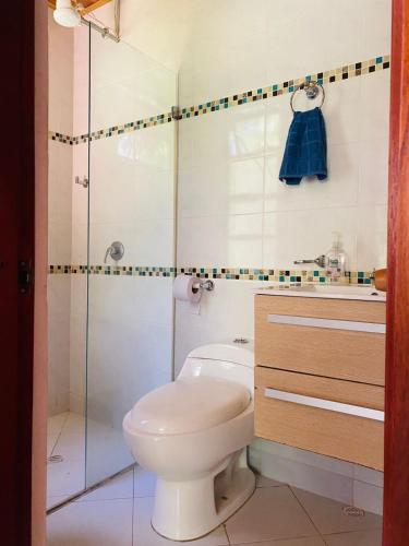 Un baño de Casa Quinta privada con piscina soleada Billar, Tejo, Jacuzzy climatizado, kiosco
