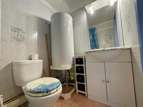 une salle de bain avec toilettes et lavabo dans l'établissement Studio près de la plage avec parking à Sète - FR-1-338-104, à Sète