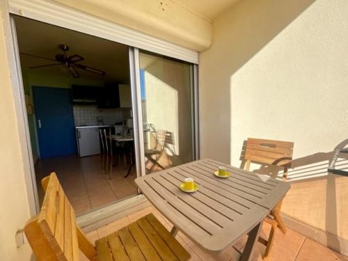 Cette chambre dispose d'un balcon avec une table et des chaises. dans l'établissement Studio près de la plage avec parking à Sète - FR-1-338-104, à Sète