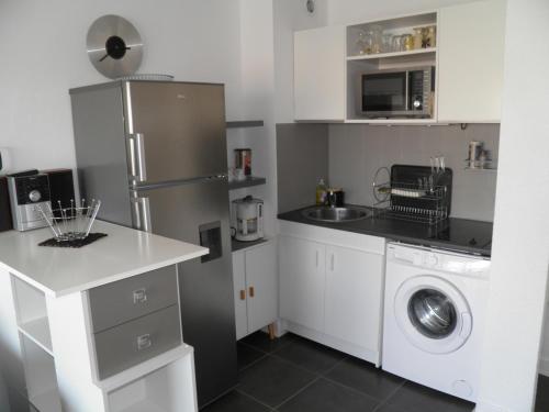 Photo de la galerie de l'établissement Charmant appartement avec parking privé, proche plage et marina, équipé et sécurisé - FR-1-338-394, à Sète